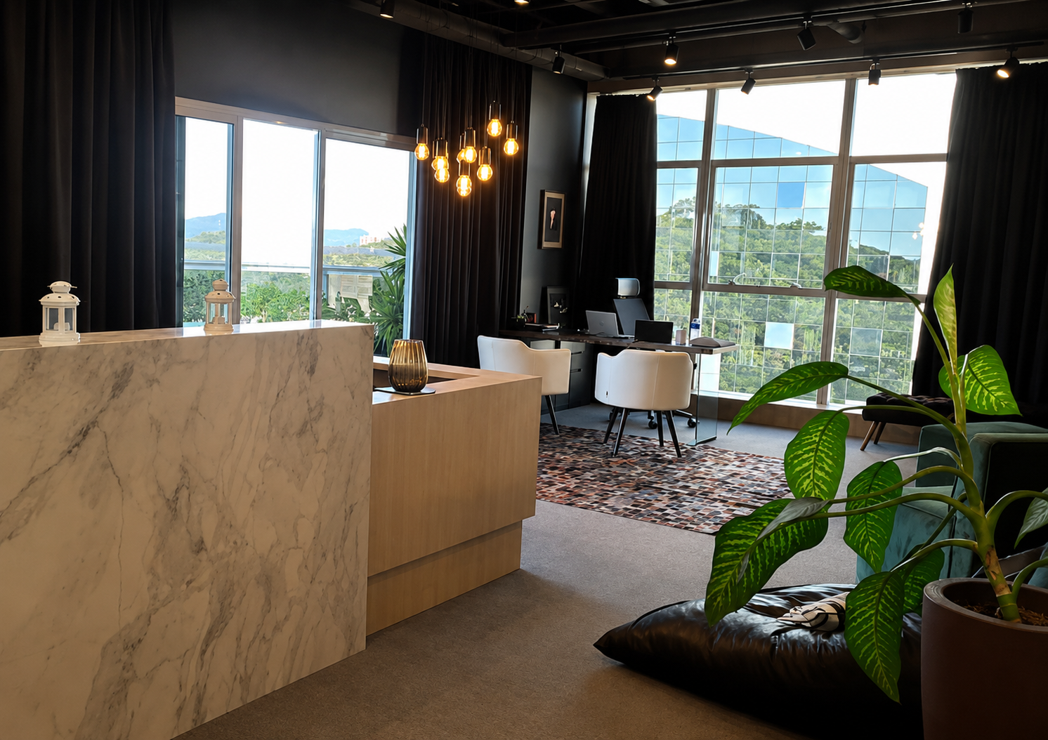 Riviera Business · sala com área externa