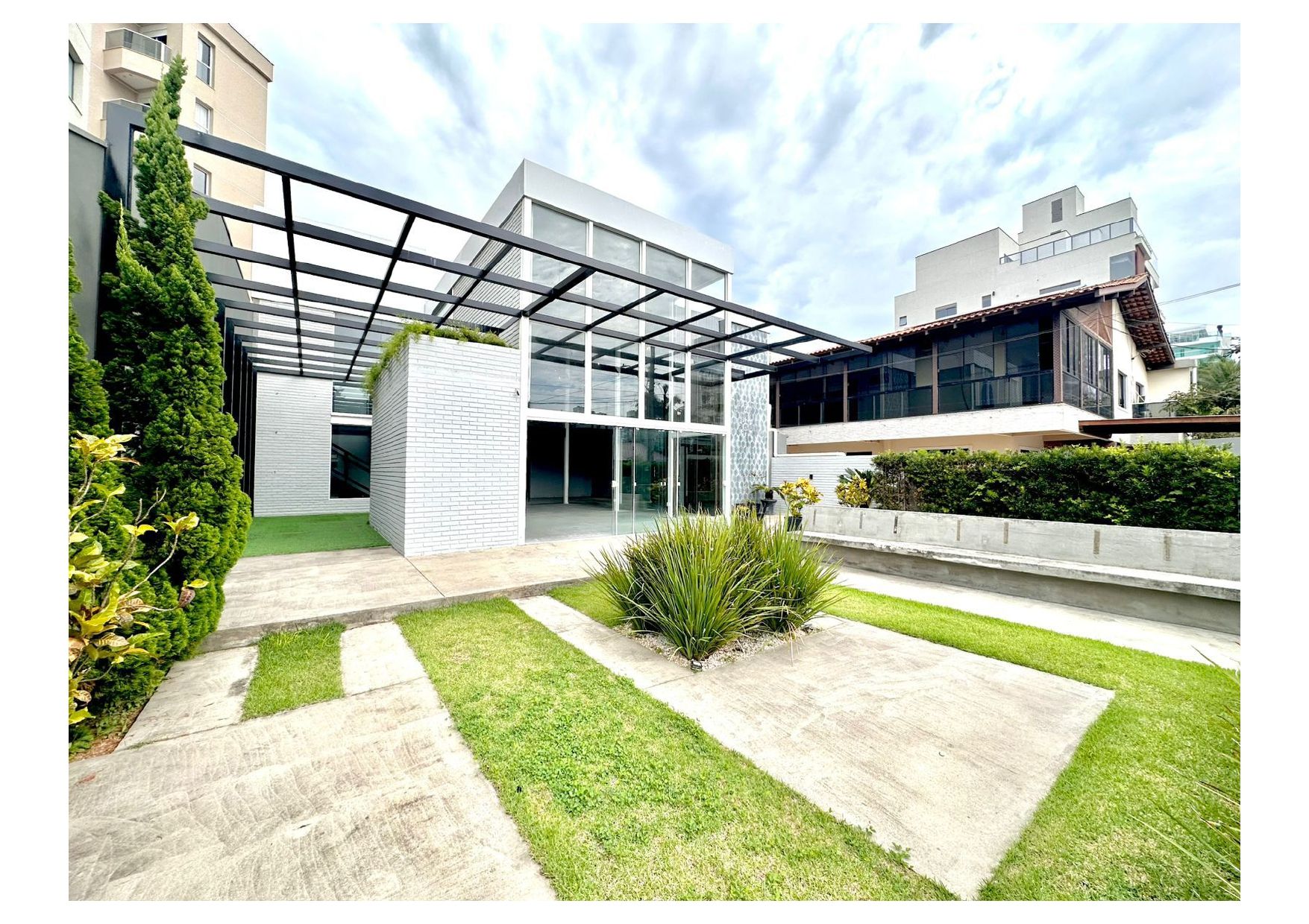 Prédio Comercial · Praia Brava